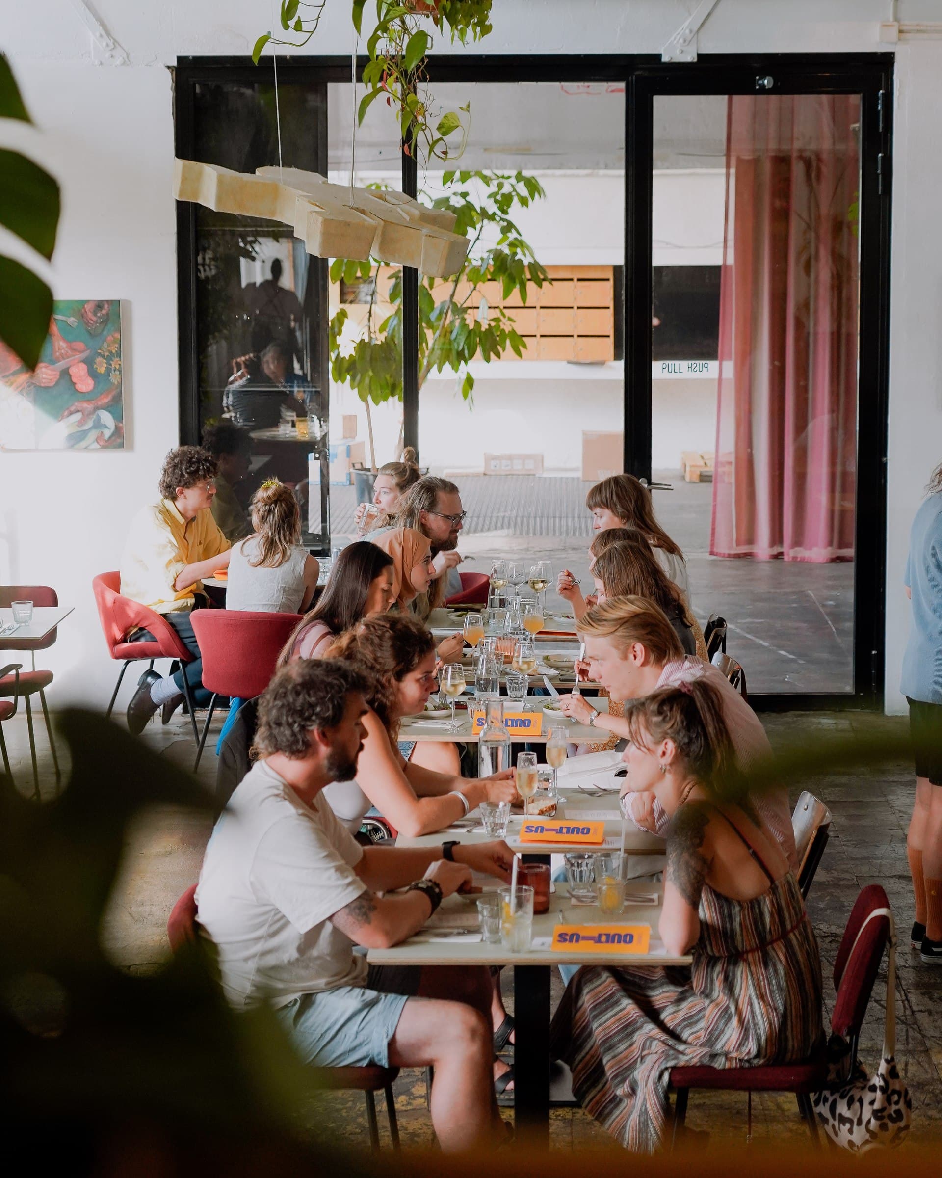 A lively dining room during a De Groentemans pop-up dinner.